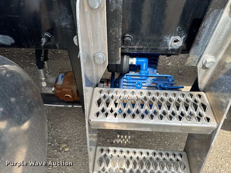 image for item FB5766 2020 Peterbilt 579 semi truck
