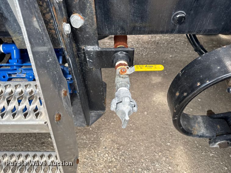 image for item FB5766 2020 Peterbilt 579 semi truck