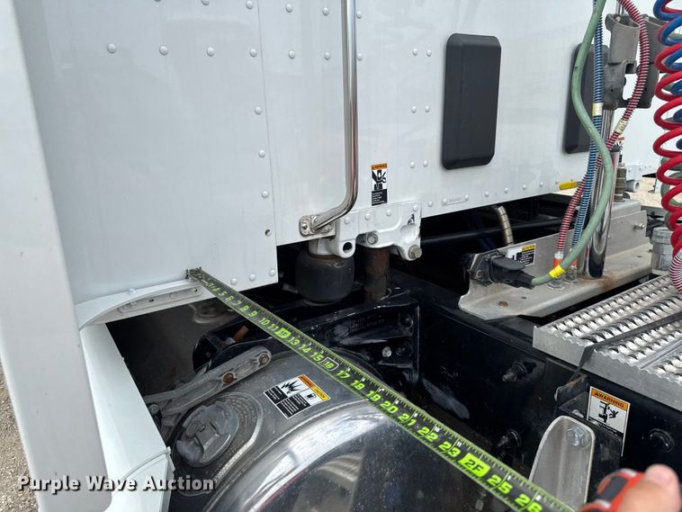 image for item FB5766 2020 Peterbilt 579 semi truck