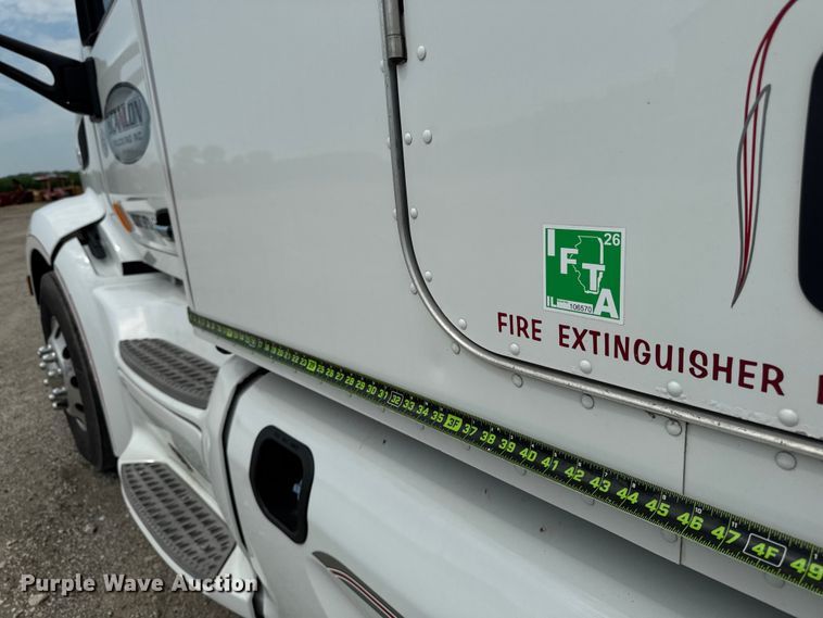 image for item FB5766 2020 Peterbilt 579 semi truck