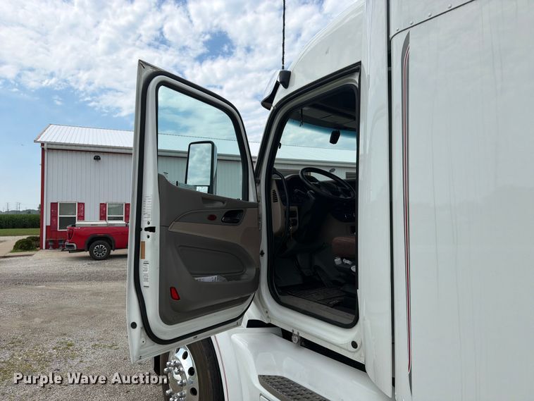 image for item FB5766 2020 Peterbilt 579 semi truck