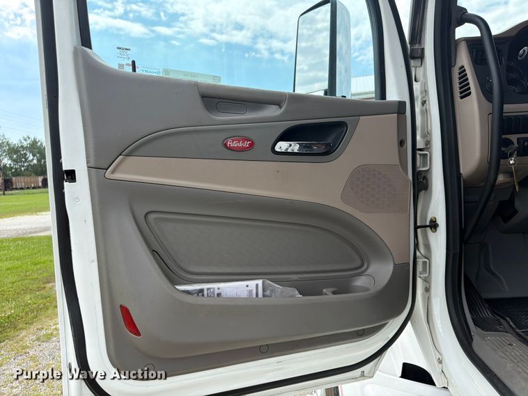 image for item FB5766 2020 Peterbilt 579 semi truck