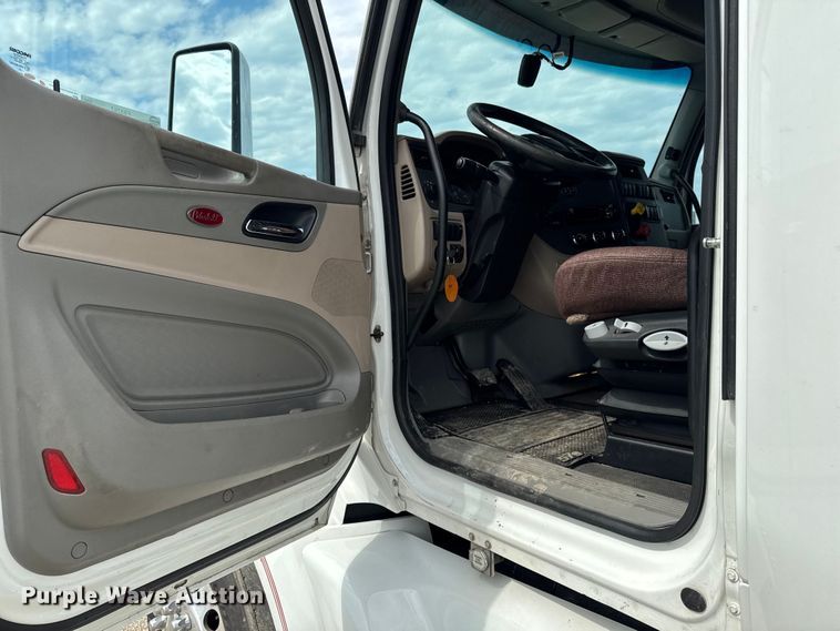 image for item FB5766 2020 Peterbilt 579 semi truck