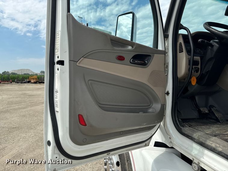 image for item FB5766 2020 Peterbilt 579 semi truck