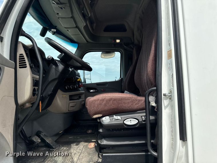 image for item FB5766 2020 Peterbilt 579 semi truck