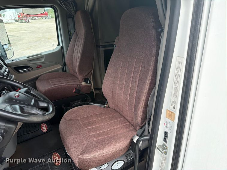 image for item FB5766 2020 Peterbilt 579 semi truck