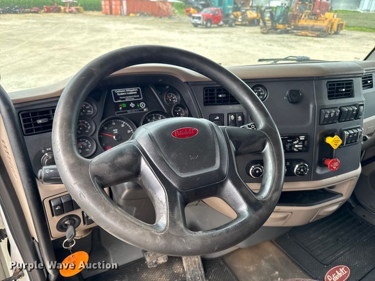 image for item FB5766 2020 Peterbilt 579 semi truck