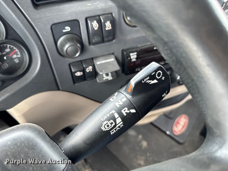 image for item FB5766 2020 Peterbilt 579 semi truck
