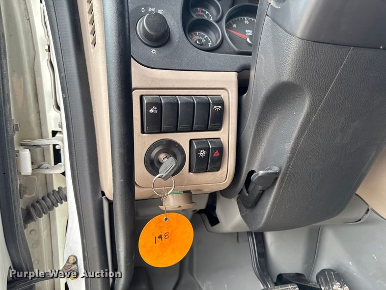 image for item FB5766 2020 Peterbilt 579 semi truck