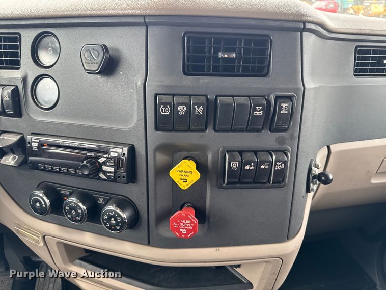 image for item FB5766 2020 Peterbilt 579 semi truck
