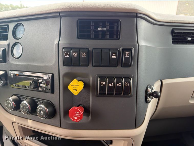 image for item FB5766 2020 Peterbilt 579 semi truck