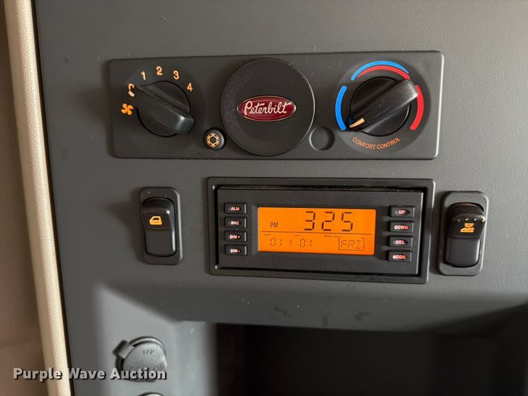 image for item FB5766 2020 Peterbilt 579 semi truck