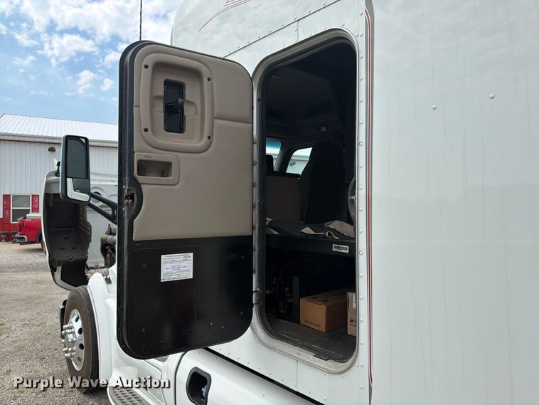 image for item FB5766 2020 Peterbilt 579 semi truck
