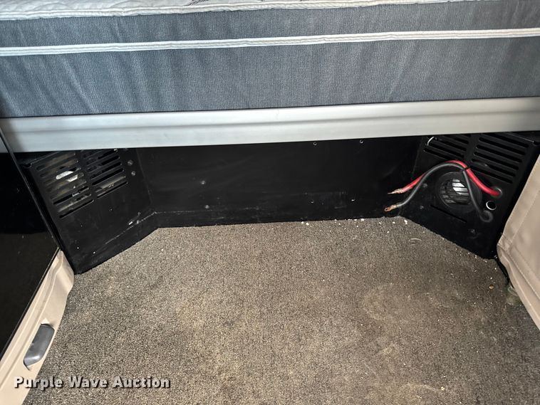 image for item FB5766 2020 Peterbilt 579 semi truck