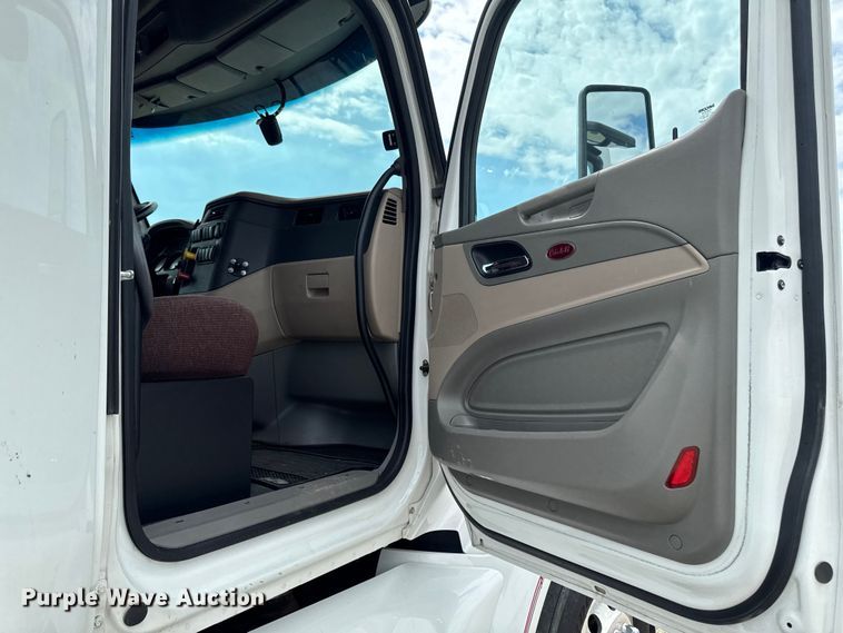 image for item FB5766 2020 Peterbilt 579 semi truck