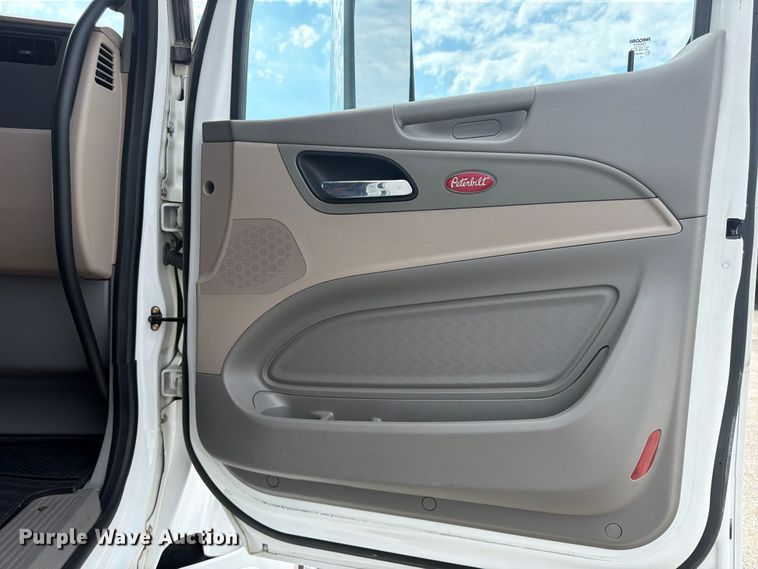 image for item FB5766 2020 Peterbilt 579 semi truck