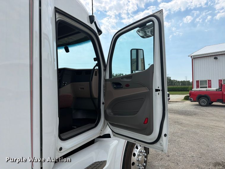 image for item FB5766 2020 Peterbilt 579 semi truck