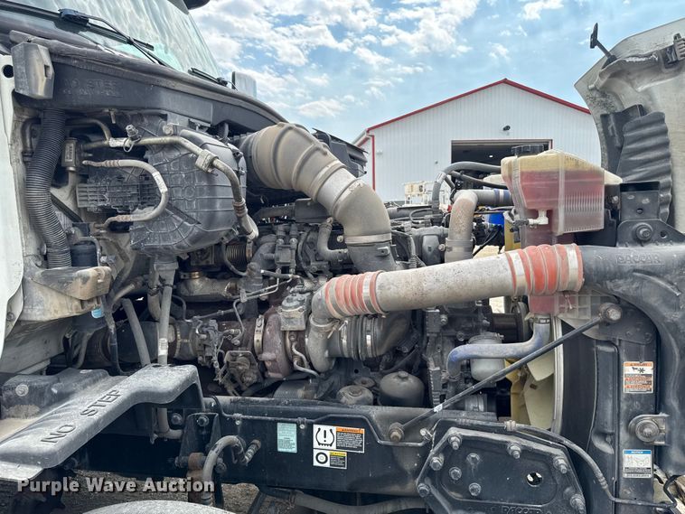 image for item FB5766 2020 Peterbilt 579 semi truck