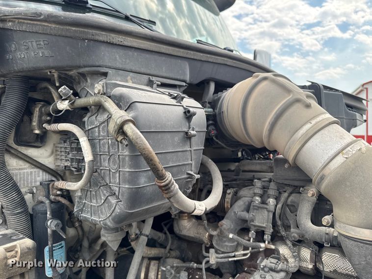 image for item FB5766 2020 Peterbilt 579 semi truck