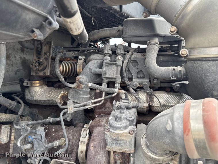 image for item FB5766 2020 Peterbilt 579 semi truck
