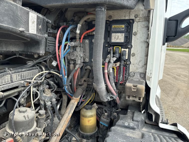 image for item FB5766 2020 Peterbilt 579 semi truck