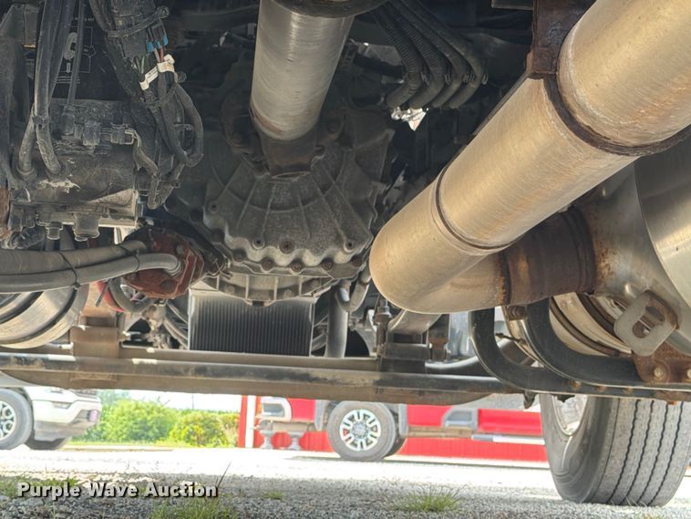 image for item FB5766 2020 Peterbilt 579 semi truck