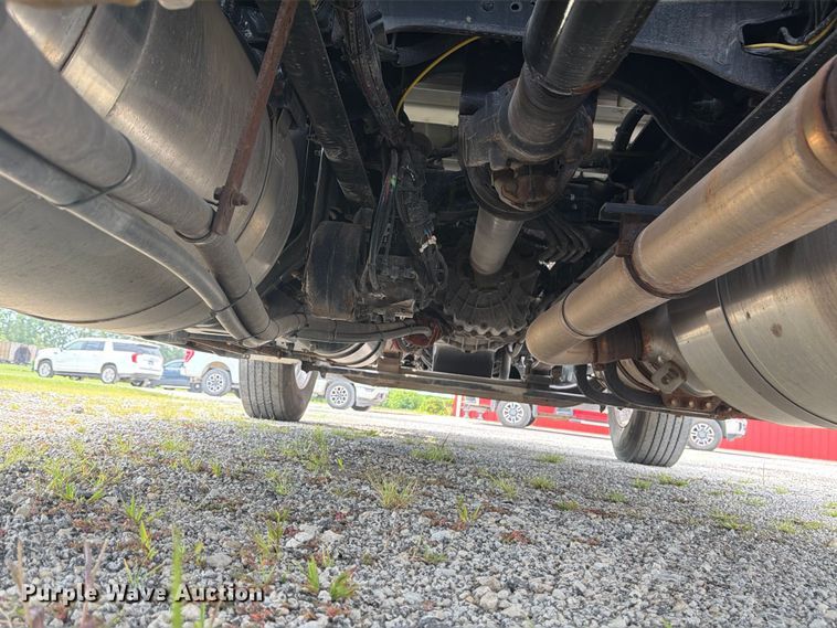 image for item FB5766 2020 Peterbilt 579 semi truck