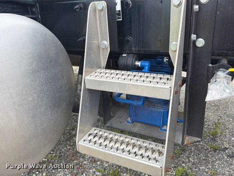 image for item FB5766 2020 Peterbilt 579 semi truck