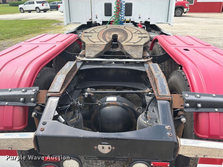 image for item FB5766 2020 Peterbilt 579 semi truck