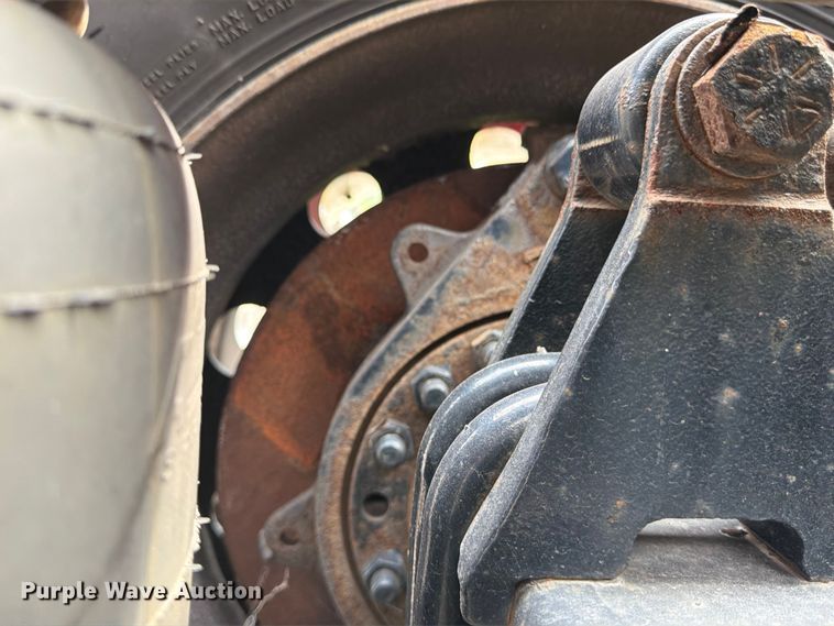 image for item FB5766 2020 Peterbilt 579 semi truck