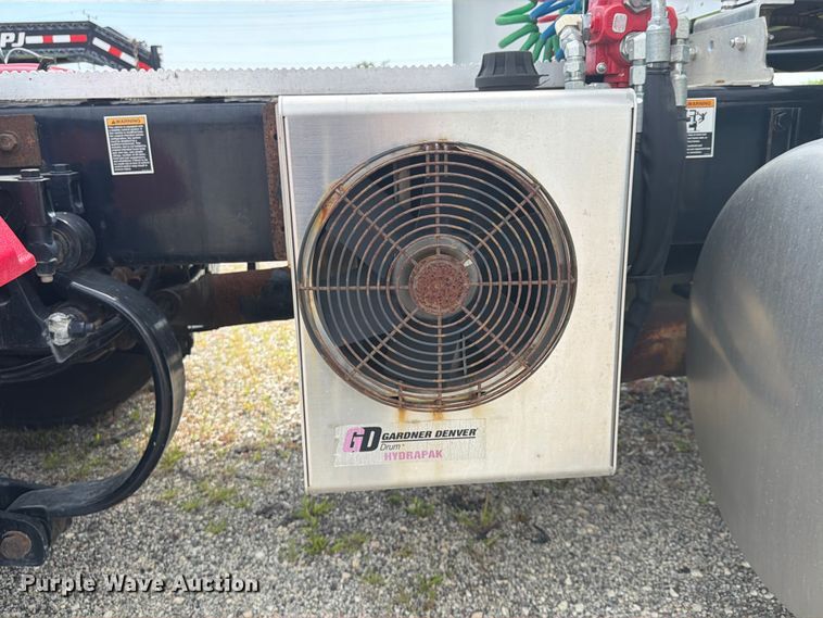image for item FB5766 2020 Peterbilt 579 semi truck