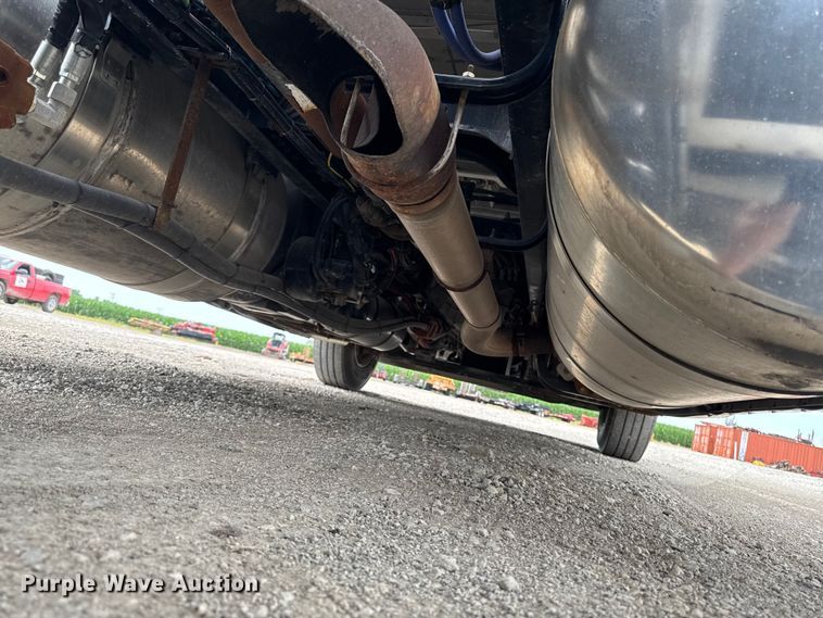 image for item FB5766 2020 Peterbilt 579 semi truck