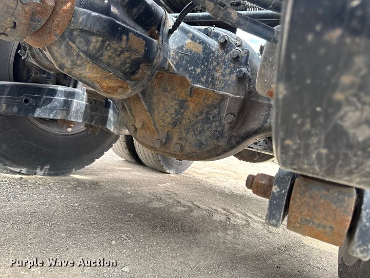 image for item FB5766 2020 Peterbilt 579 semi truck
