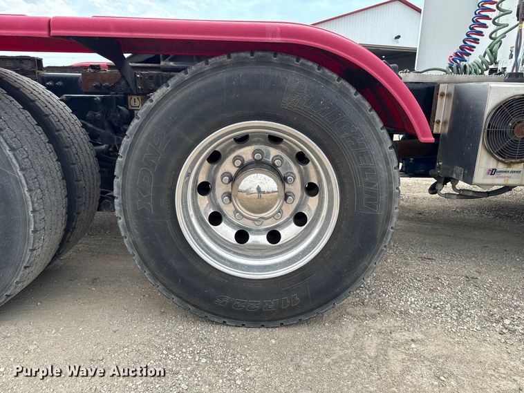 image for item FB5766 2020 Peterbilt 579 semi truck