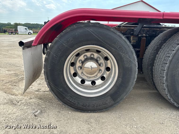 image for item FB5766 2020 Peterbilt 579 semi truck