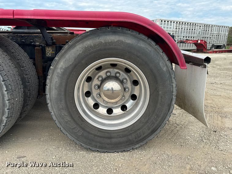 image for item FB5766 2020 Peterbilt 579 semi truck