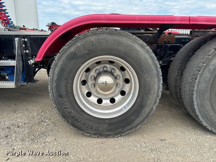 image for item FB5766 2020 Peterbilt 579 semi truck
