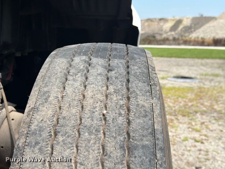image for item FB5766 2020 Peterbilt 579 semi truck