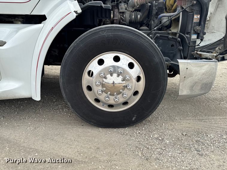 image for item FB5766 2020 Peterbilt 579 semi truck