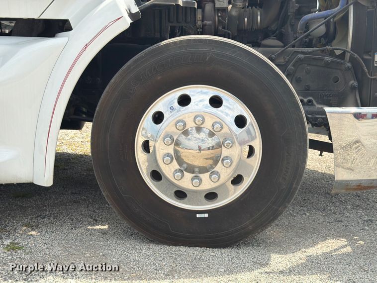 image for item FB5766 2020 Peterbilt 579 semi truck
