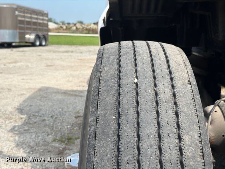 image for item FB5766 2020 Peterbilt 579 semi truck