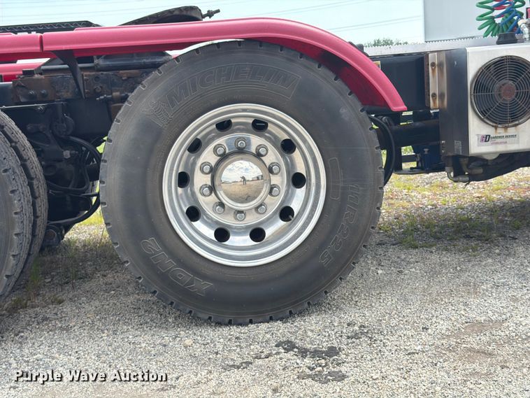 image for item FB5766 2020 Peterbilt 579 semi truck