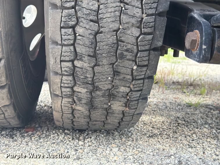 image for item FB5766 2020 Peterbilt 579 semi truck