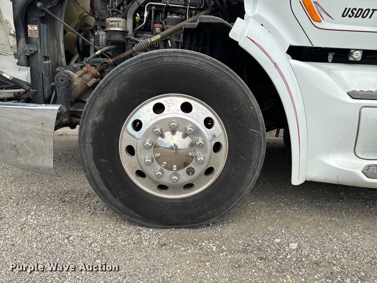 image for item FB5766 2020 Peterbilt 579 semi truck