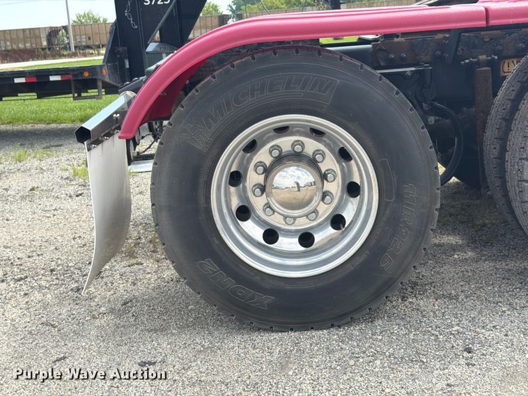 image for item FB5766 2020 Peterbilt 579 semi truck