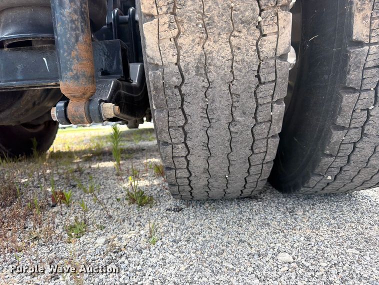 image for item FB5766 2020 Peterbilt 579 semi truck