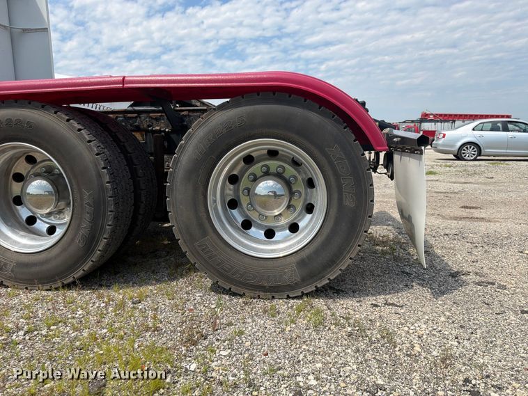 image for item FB5766 2020 Peterbilt 579 semi truck