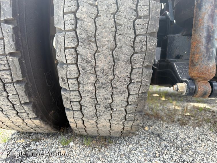 image for item FB5766 2020 Peterbilt 579 semi truck