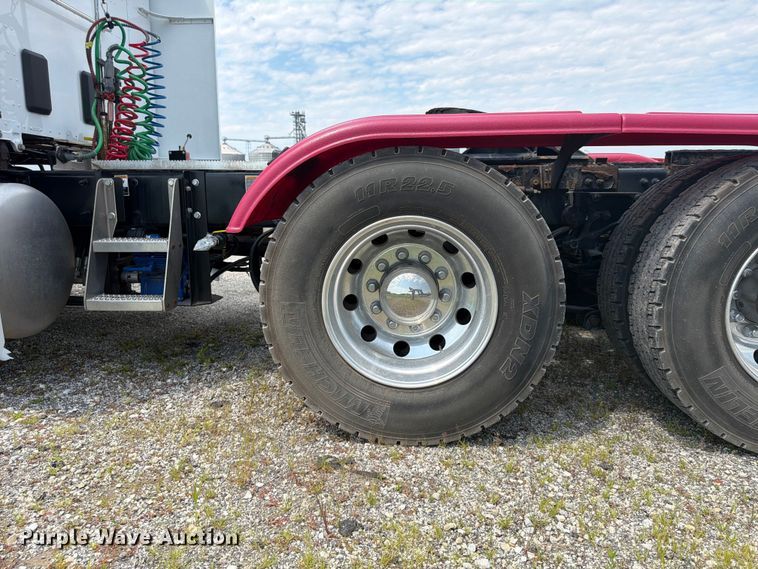 image for item FB5766 2020 Peterbilt 579 semi truck