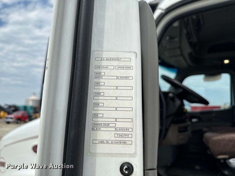 image for item FB5766 2020 Peterbilt 579 semi truck